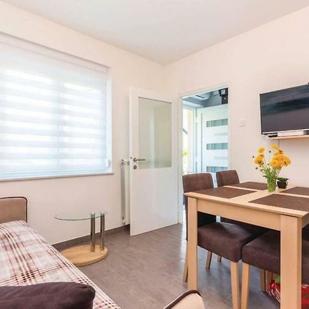 Apartment Laura กอสเตรนา ภายนอก รูปภาพ
