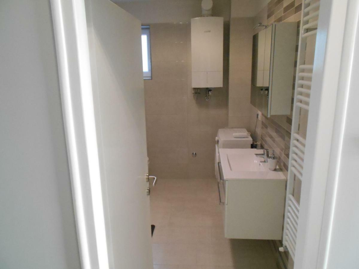 Apartment Laura กอสเตรนา ภายนอก รูปภาพ