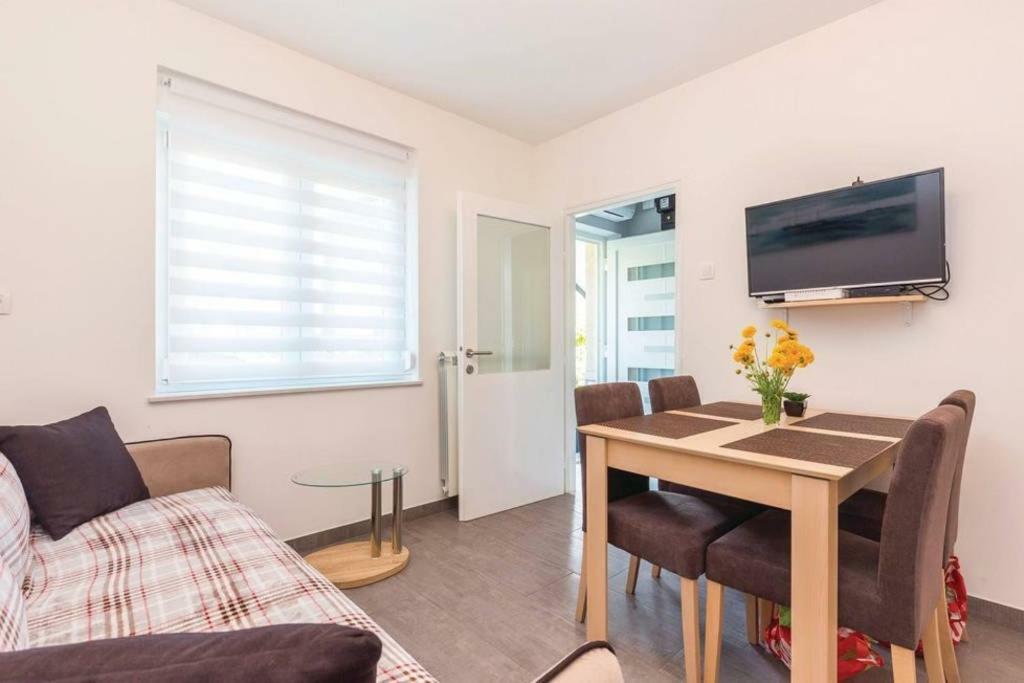 Apartment Laura กอสเตรนา ภายนอก รูปภาพ
