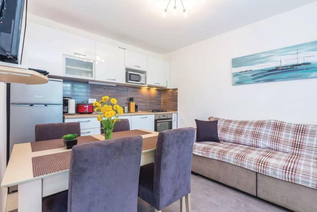 Apartment Laura กอสเตรนา ภายนอก รูปภาพ