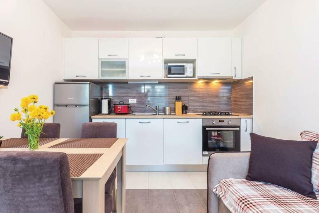 Apartment Laura กอสเตรนา ภายนอก รูปภาพ