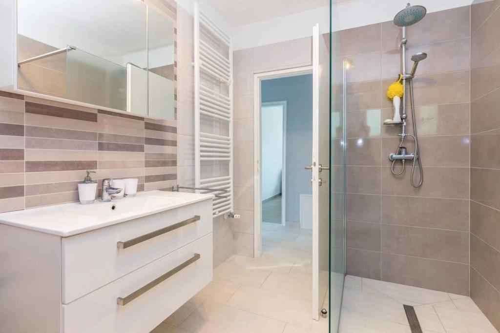 Apartment Laura กอสเตรนา ภายนอก รูปภาพ