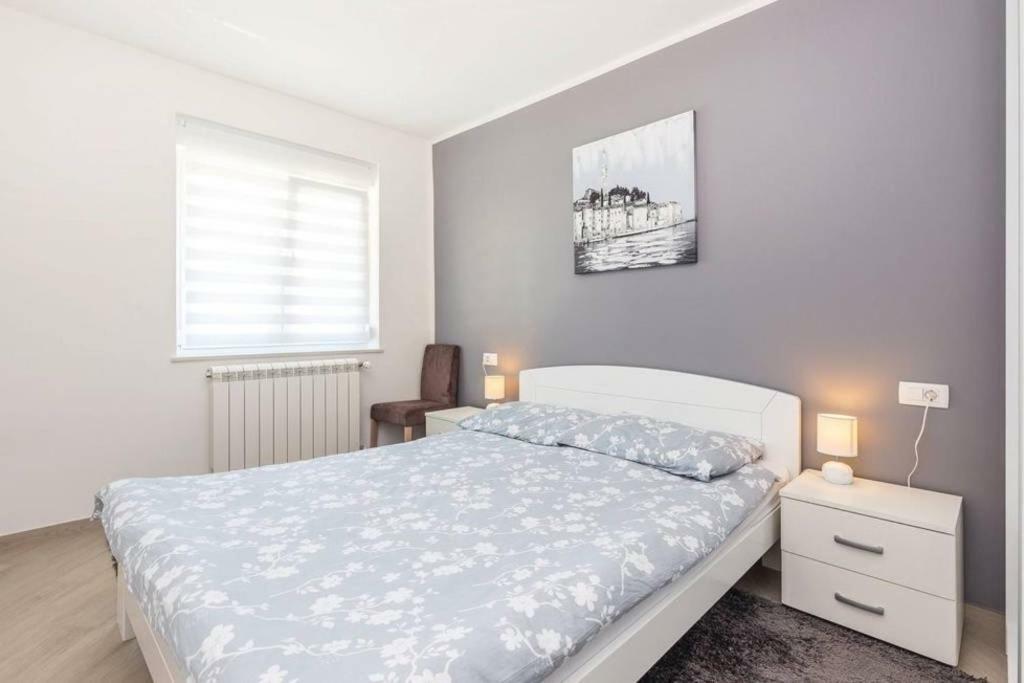 Apartment Laura กอสเตรนา ภายนอก รูปภาพ